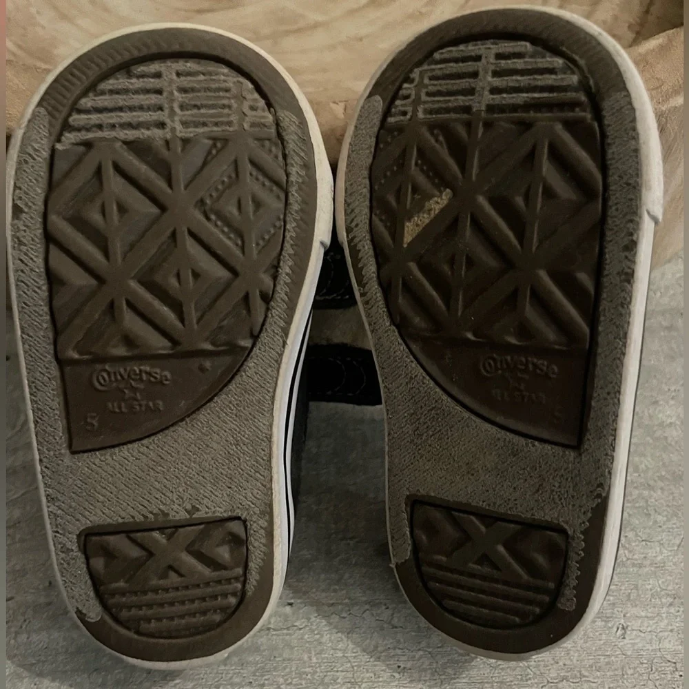Chuck Taylor® 2V Ox (Infant/Toddler) Velcro size 5